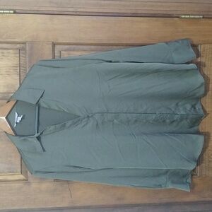 H & M dress shirt in beautiful olive color! Never worn😁